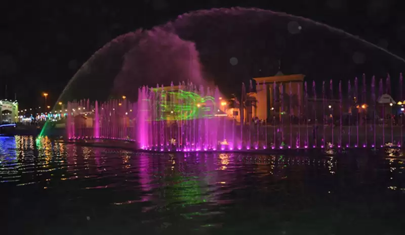 Dubai Global Village swing fountain
