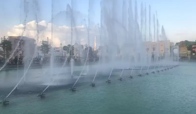 Dubai Global Village swing fountain