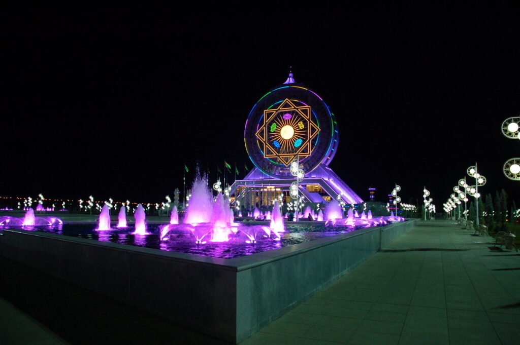 Fuentes danzantes en Turkmenistán: una fascinante mezcla de agua, luz y música 2 Alem Cultural and Entertainment Center